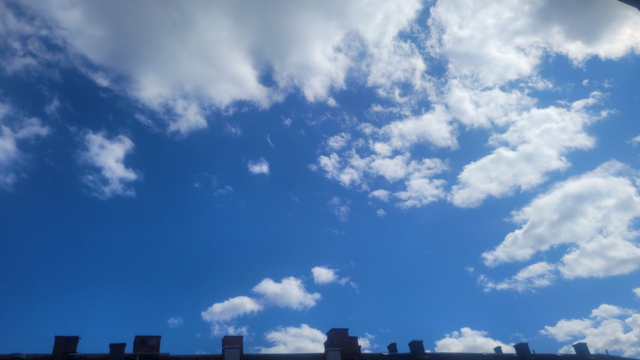Blå himmel, med vita moln